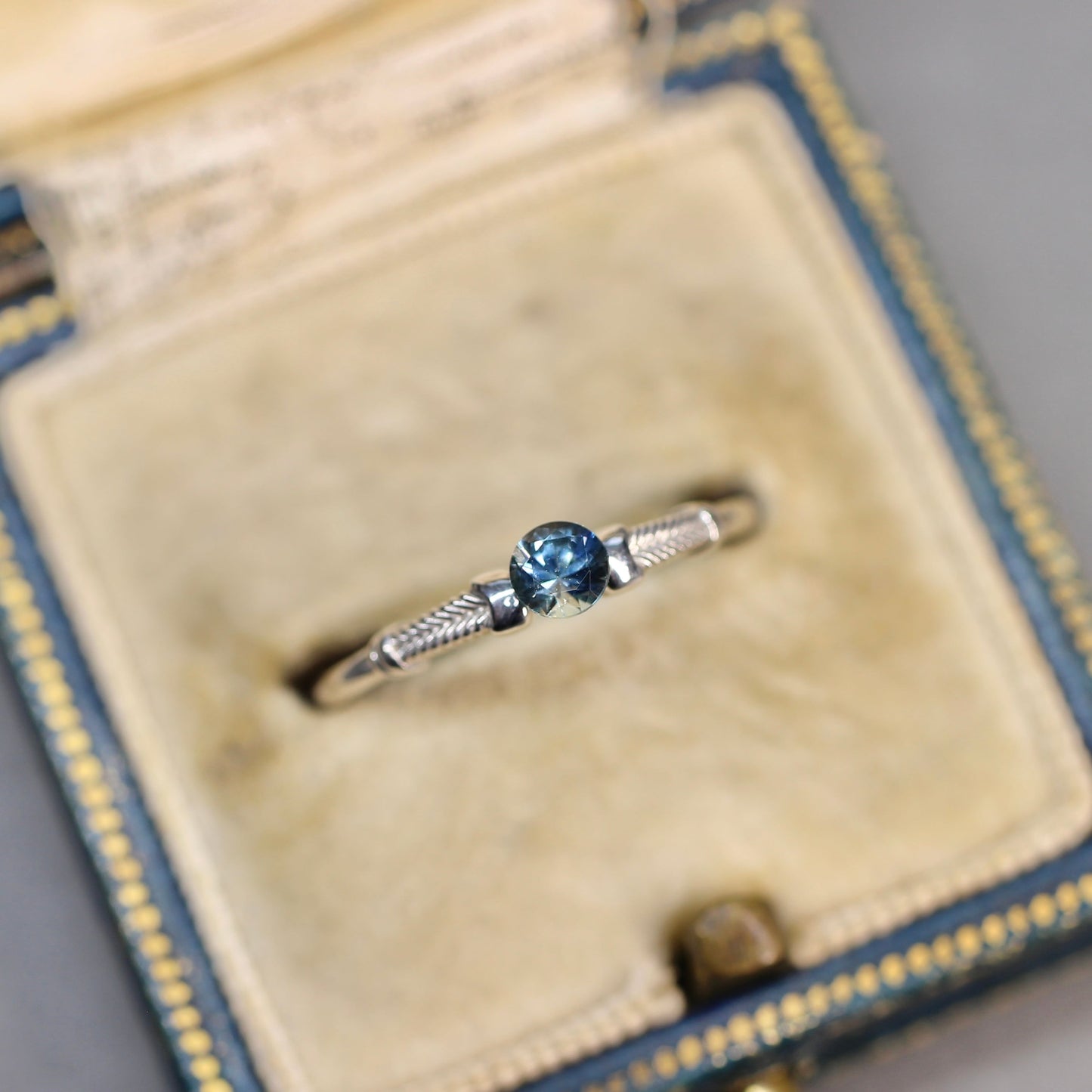 モンタナサファイア 0.25ct ラウンドカット 3.8mm×3.8mm×2.5mm アメリカ・モンタナ州産 勿忘草【MJ2599】