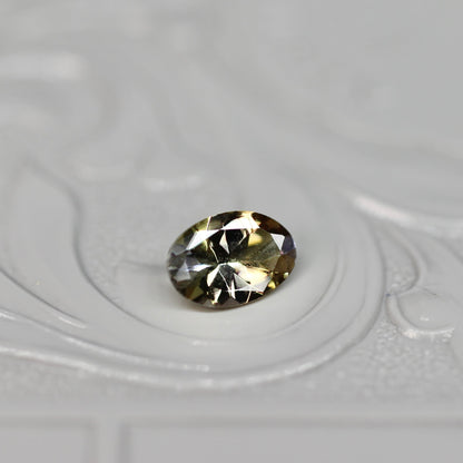 オーバルカット バイカラーゾイサイト 0.42ct  5.7mm×3.7mm×2.3mm 【MJ2531】