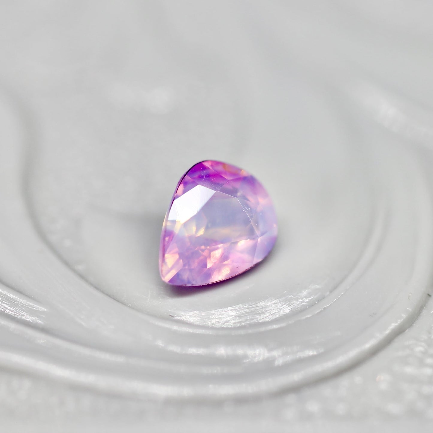 ペアシェイプカット シルキーパープルピンク バイカラーサファイア　0.31ct  4.3mm×3.4mm×1.8mm 【MJ2520】