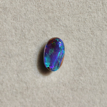 ブラックオパール 0.70ct オーバルカボションカット 7.0mm×4.5mm×2.8mm【MJ2649】