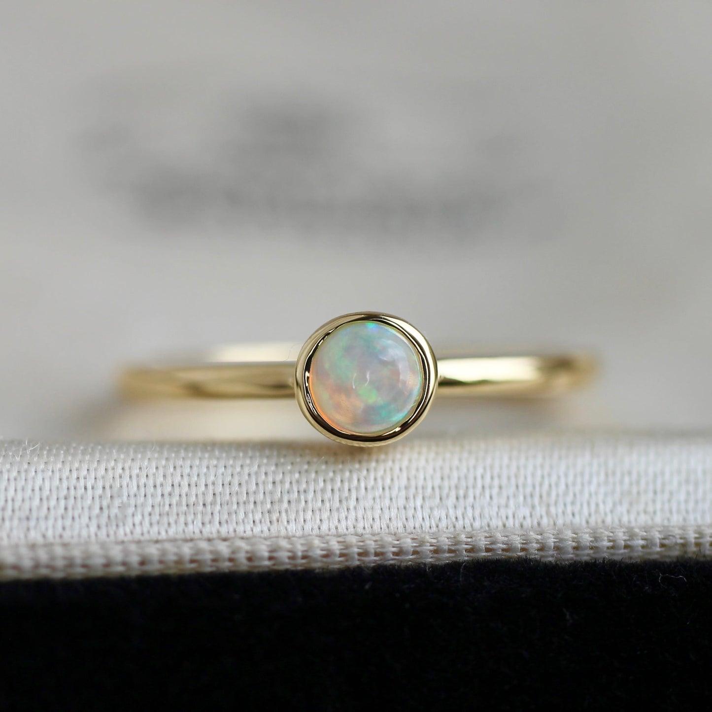 オパール 0.17ct  K18YG フクリン×プレーンアームリング 【MJ2401】