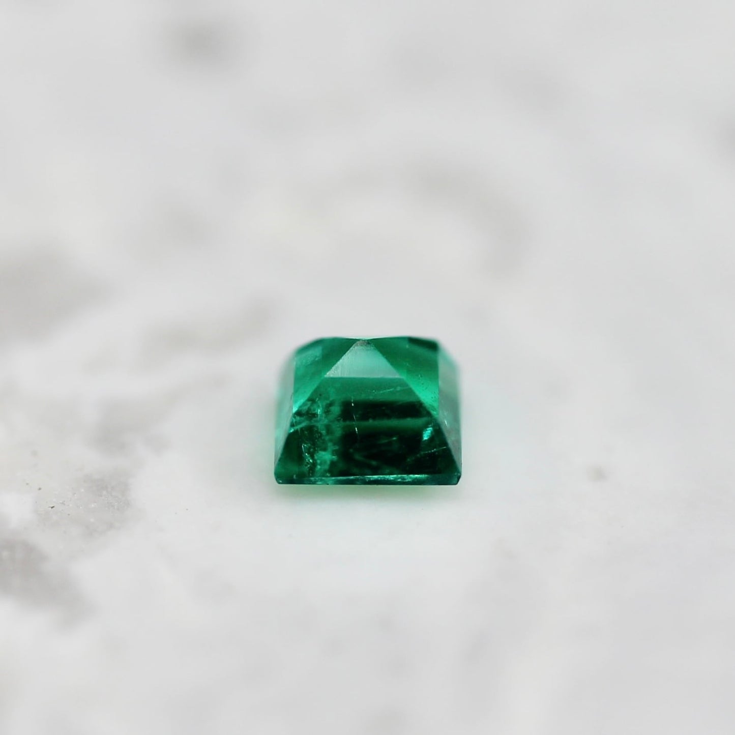 エメラルド 0.13ct スクエアカット 3.0mm×2.9mm×2.2mm【MJ2676】