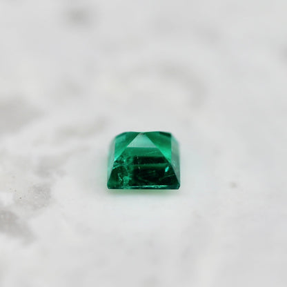 エメラルド 0.13ct スクエアカット 3.0mm×2.9mm×2.2mm【MJ2676】