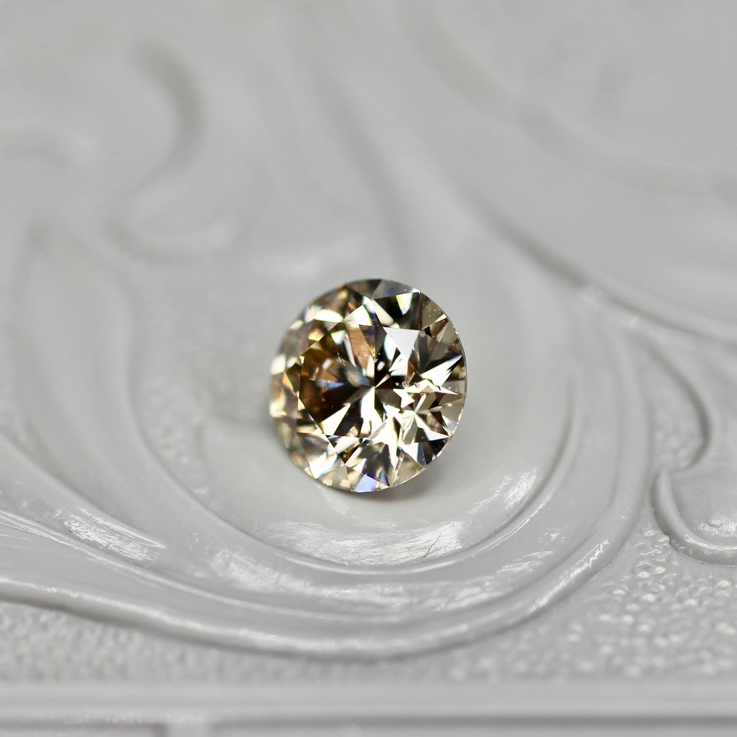 シャンパンブラウンダイヤモンド 0.664ct  VS-2 Very Good ラウンドブリリアントカット【MJ2680】