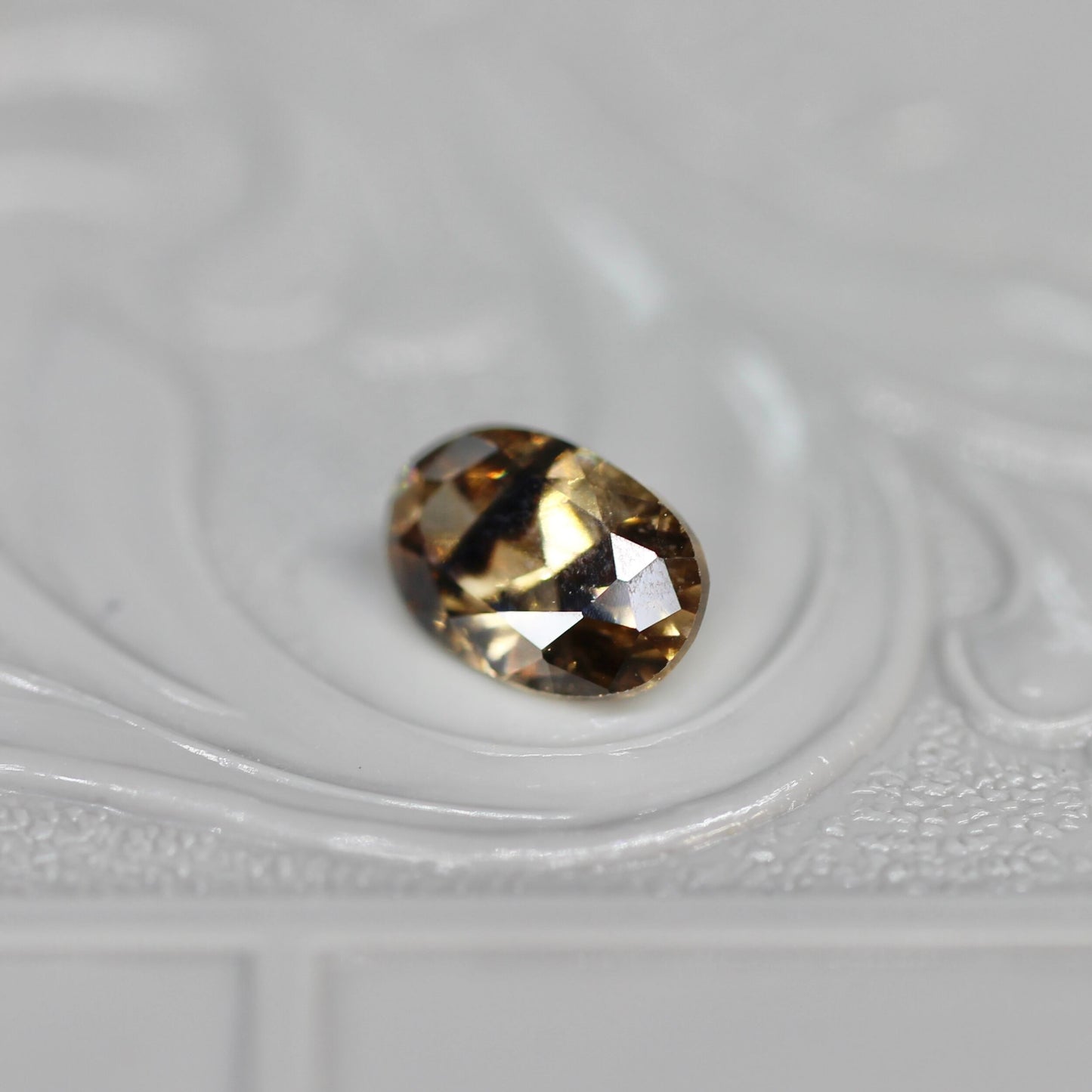 オーバルカット バイカラーキャシテライト 1.33ct 6.2mm×4.1mm×2.7mm【MJ2615】