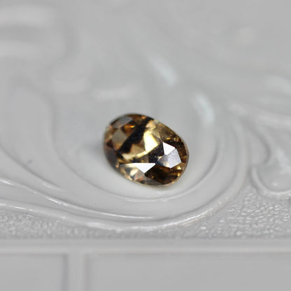 オーバルカット バイカラーキャシテライト 1.33ct 6.2mm×4.1mm×2.7mm【MJ2615】