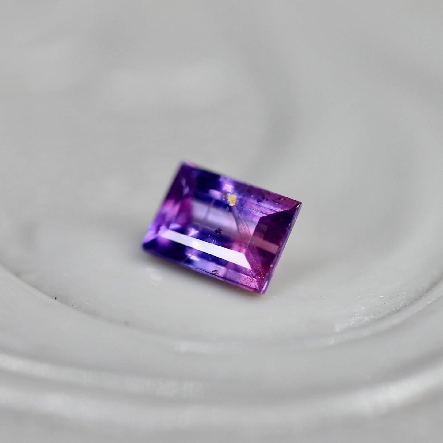 バイカラーサファイア 0.12ct スクエアカット 3.2mm×2.4mm×1.7mm【MJ2707】