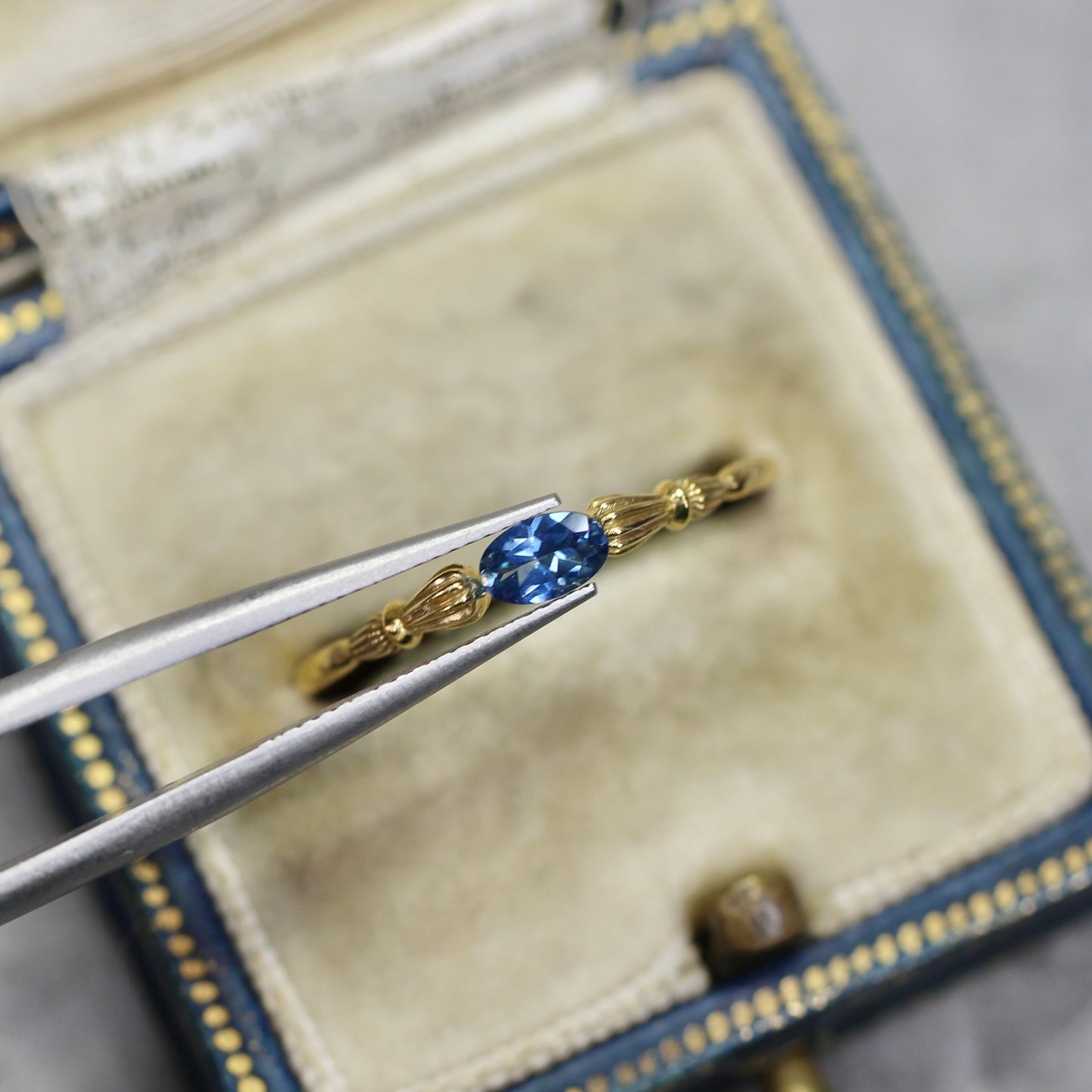 モンタナサファイア 0.29ct オーバルカット  4.9mm×3.0mm×2.1mm【MJ2730】