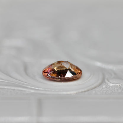 オーバルカット バイカラートルマリン 0.71ct  6.6mm×4.8mm×2.6mm【MJ2570】