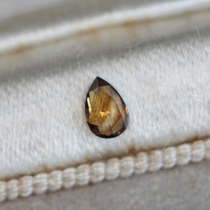 ペアシェイプカット ブラウンダイヤモンド 0.135ct 4.4mm×2.9mm-1.2mm 【MJ2482】