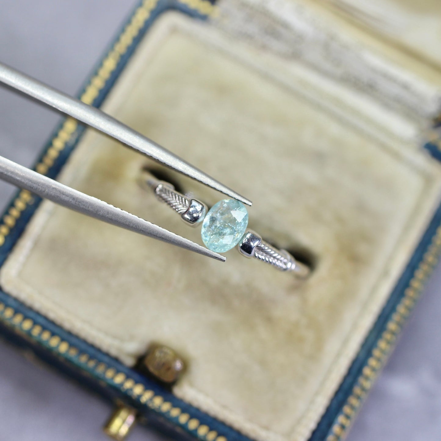 パライバトルマリン モザンビーク産 0.28ct オーバルカット 5.2mm×4.0mm×2.0mm【MJ2740】
