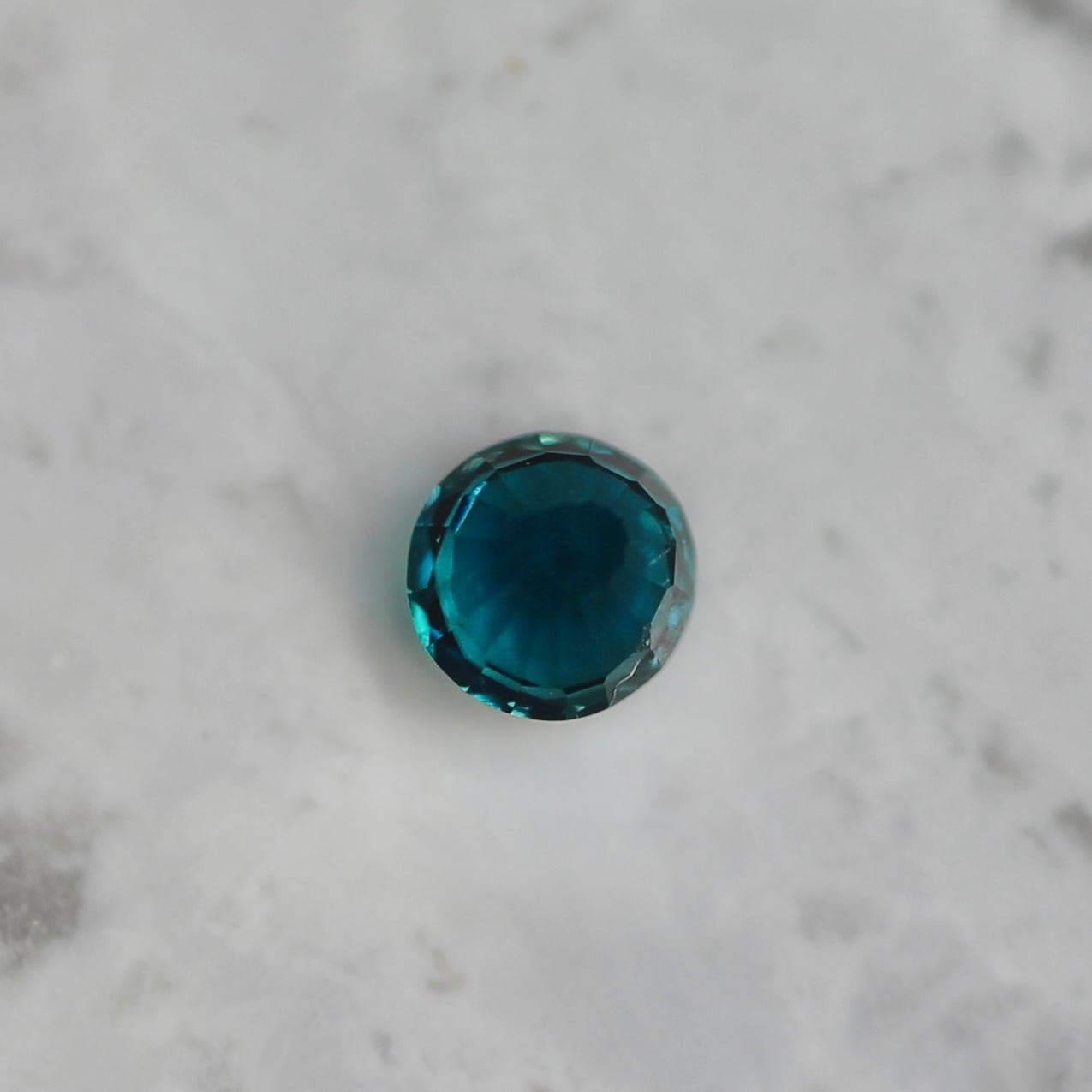 グランディディエライト 0.05ct ラウンドカット 2.3mm×2.3mm×1.8mm【MJ2694】