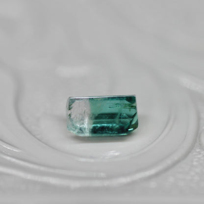バイカラートルマリン 0.51ct エメラルドカット 5.4mm×3.6mm×2.1mm【MJ2653】