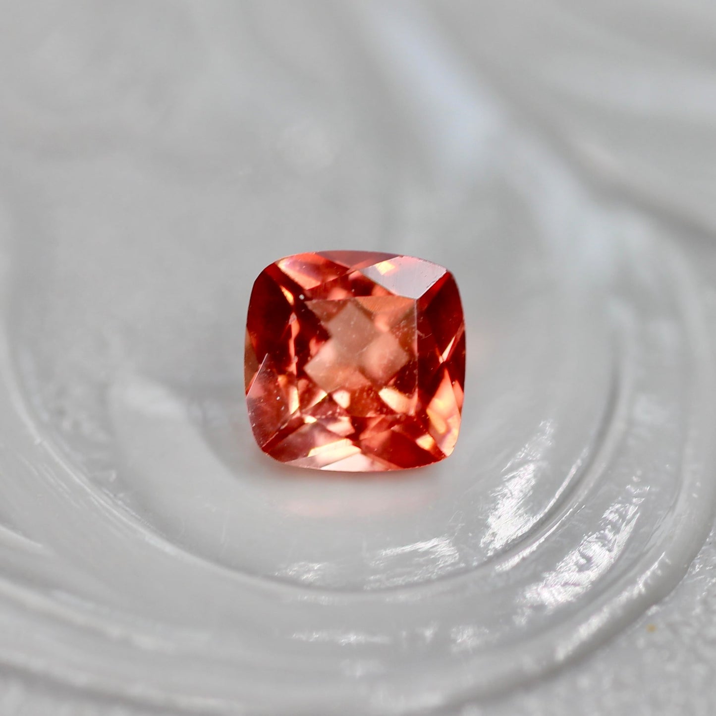 レッドラブラドライト 0.27ct クッションカット 4.4mm×4.3mm×2.7mm【MJ2695】