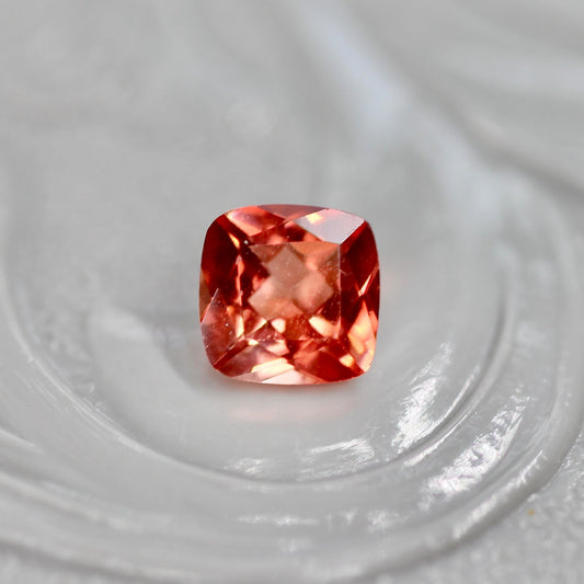 レッドラブラドライト 0.27ct クッションカット 4.4mm×4.3mm×2.7mm【MJ2695】