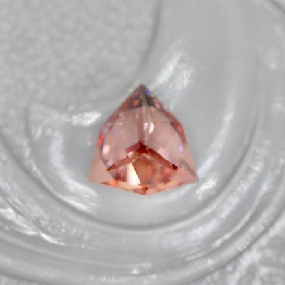ピンクジルコン 0.53ct トリリアント特殊カット 4.8mm×4.8mm×3.3mm【MJ2700】