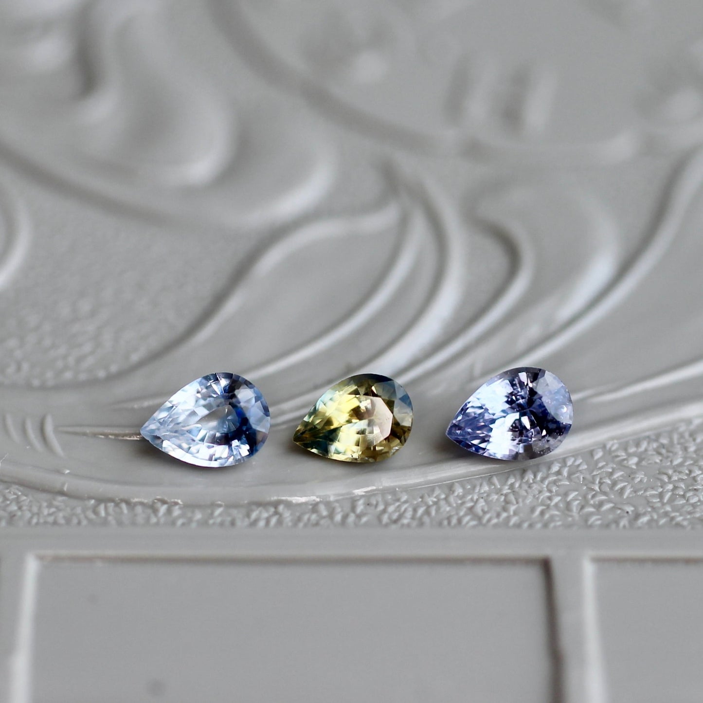 バイカラーサファイア 0.2ct  4×3mm ペアシェイプカット 【MJ2459】