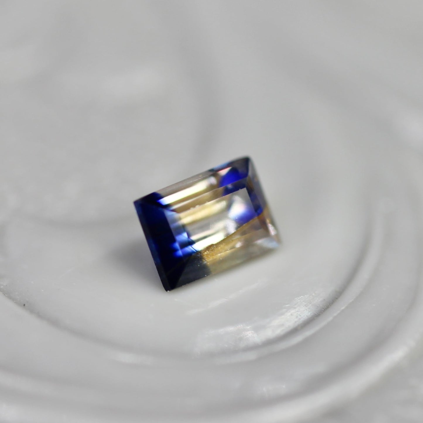 バイカラーサファイア 0.22ct スクエアカット 3.8mm×2.7mm×2.3mm【MJ2708】