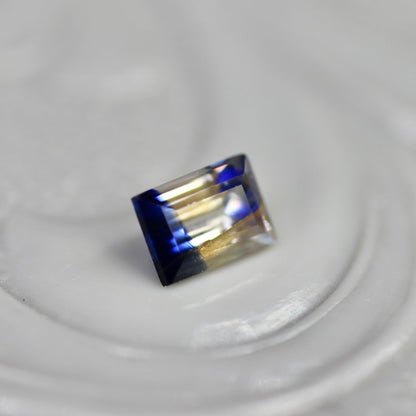 バイカラーサファイア 0.22ct スクエアカット 3.8mm×2.7mm×2.3mm【MJ2708】