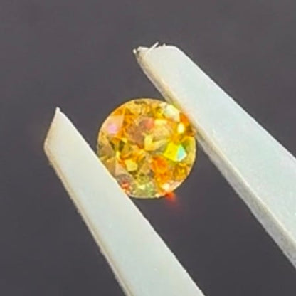 スフェーン 0.11ct 3mm 【MJ2429】