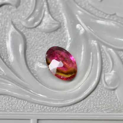 オーバルカット バイカラートルマリン 0.58ct  6.4mm×4.5mm×2.2mm【MJ2567】