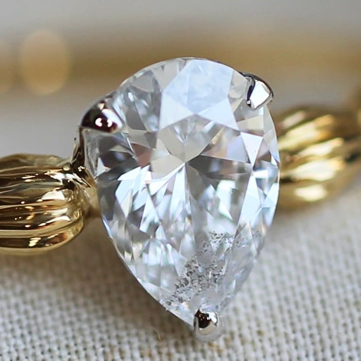 無色ダイヤモンド 0.370ct ペアシェイプカット 爪留め×アンティークアーム リング K18YG Pt900 【MJ2404】