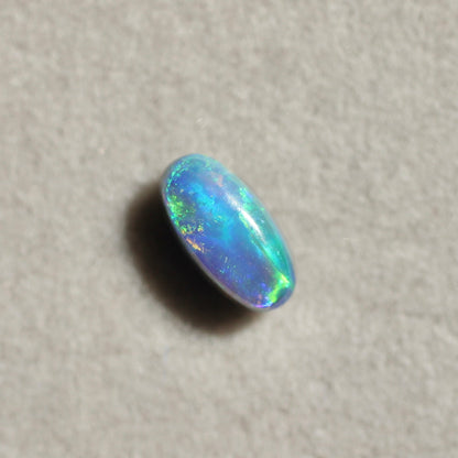 ブラックオパール 0.56ct オーバルカボションカット 7.7mm×4.0mm×3.1mm【MJ2644】