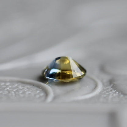 バイカラーサファイア 0.2ct 3mm×3.9mm 【MJ2418】