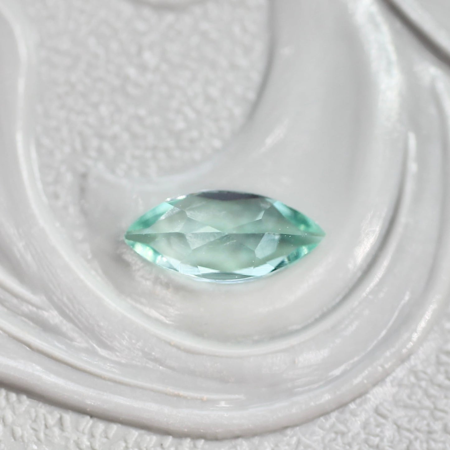 パライバカラーベリル 0.19ct マーキスカット 6.4mm×3.0mm×2.2mm【MJ2712】