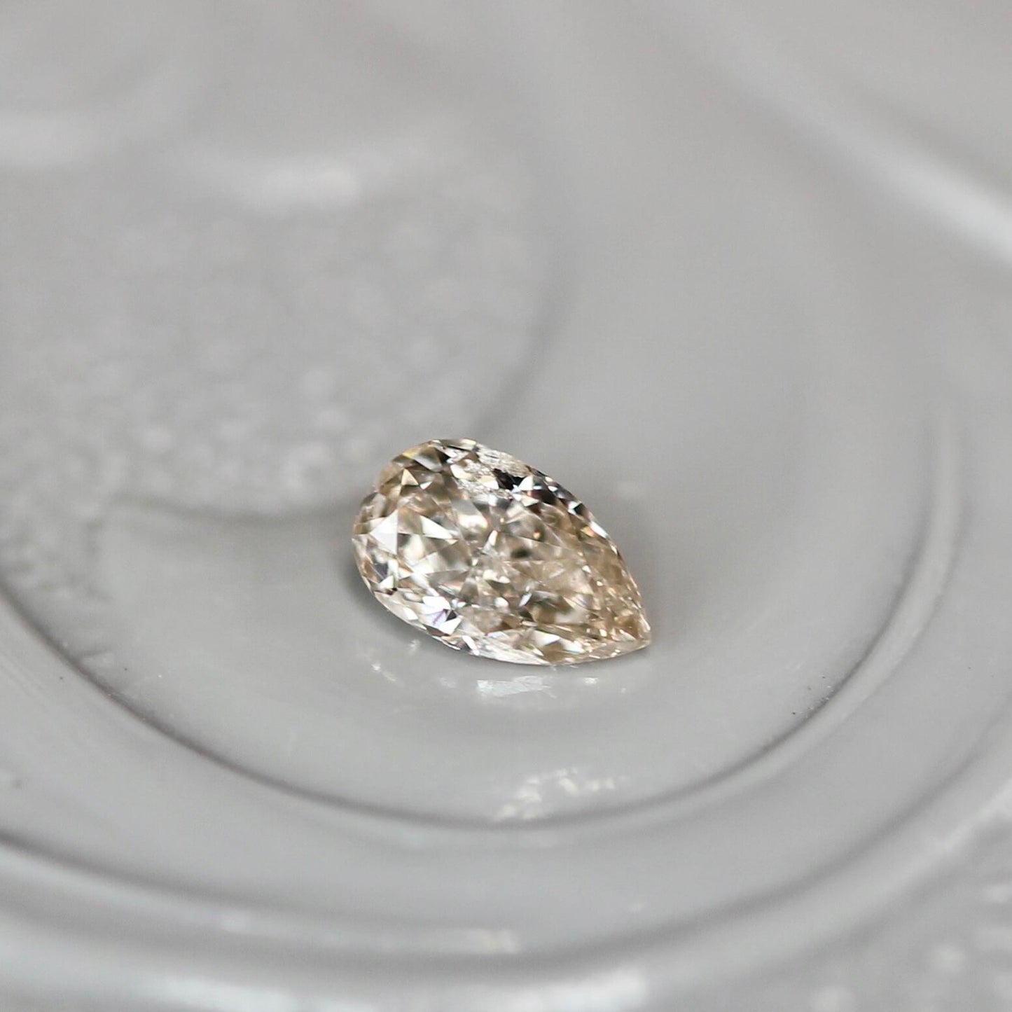 シャンパンブラウンダイヤモンド 0.09ct ペアシェイプカット  3.8mm×2.4mm×1.4mm【MJ2628】