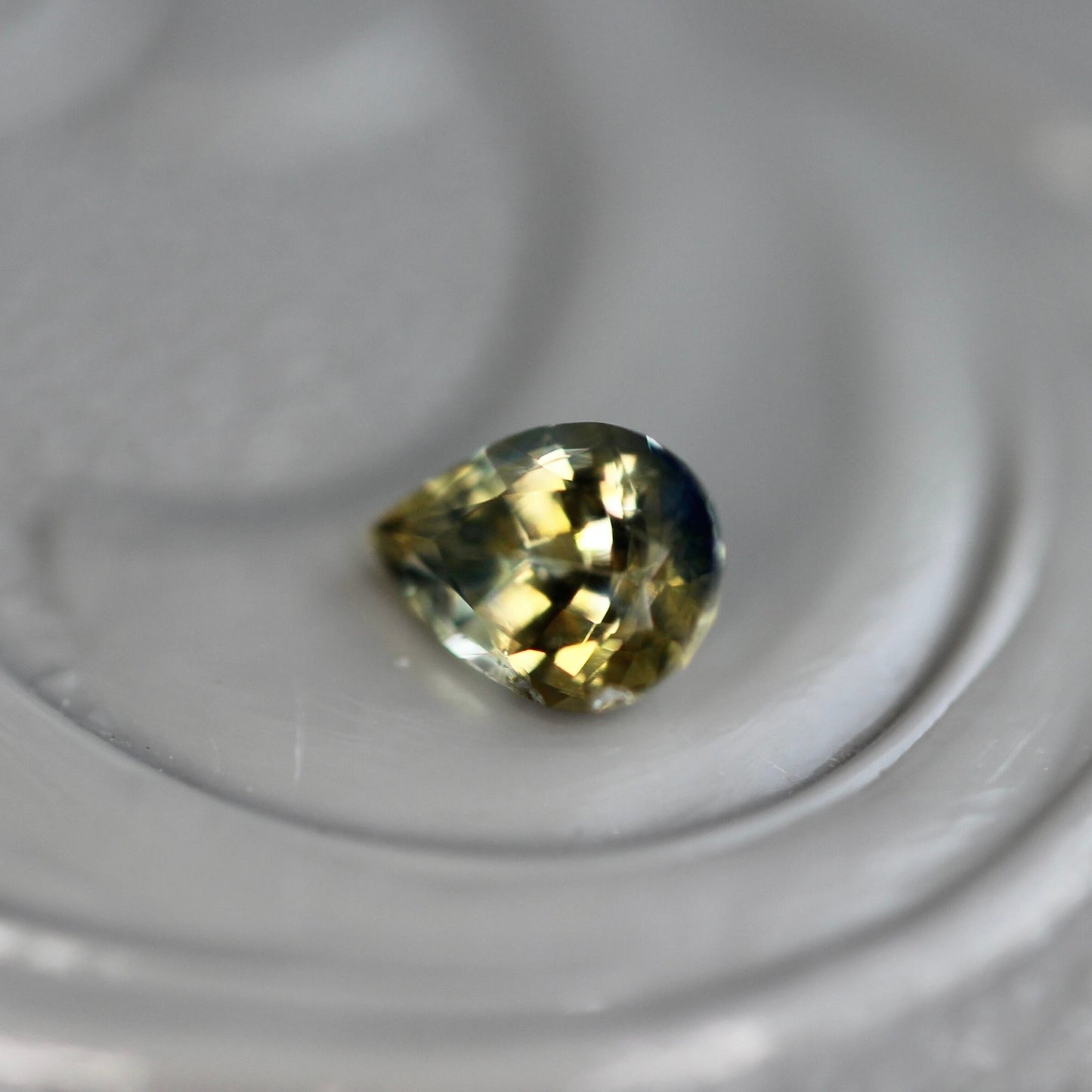 バイカラーサファイア 0.165ct ペアシェイプカット 4mm×3mm 【MJ2458】