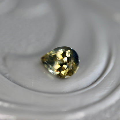 バイカラーサファイア 0.165ct ペアシェイプカット 4mm×3mm 【MJ2458】