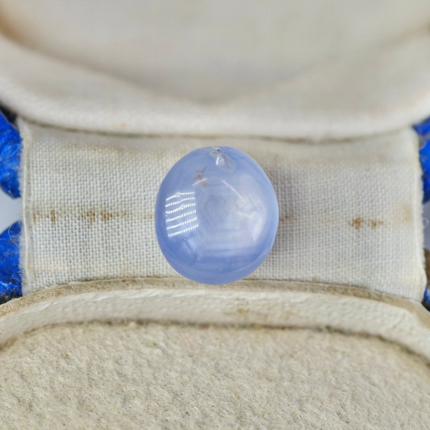 成長線入りスターサファイア 2.25ct カボションカット 7.4mm×6.6mm×4.6mm【MJ2937】