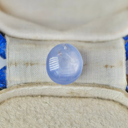 成長線入りスターサファイア 2.25ct カボションカット 7.4mm×6.6mm×4.6mm【MJ2937】