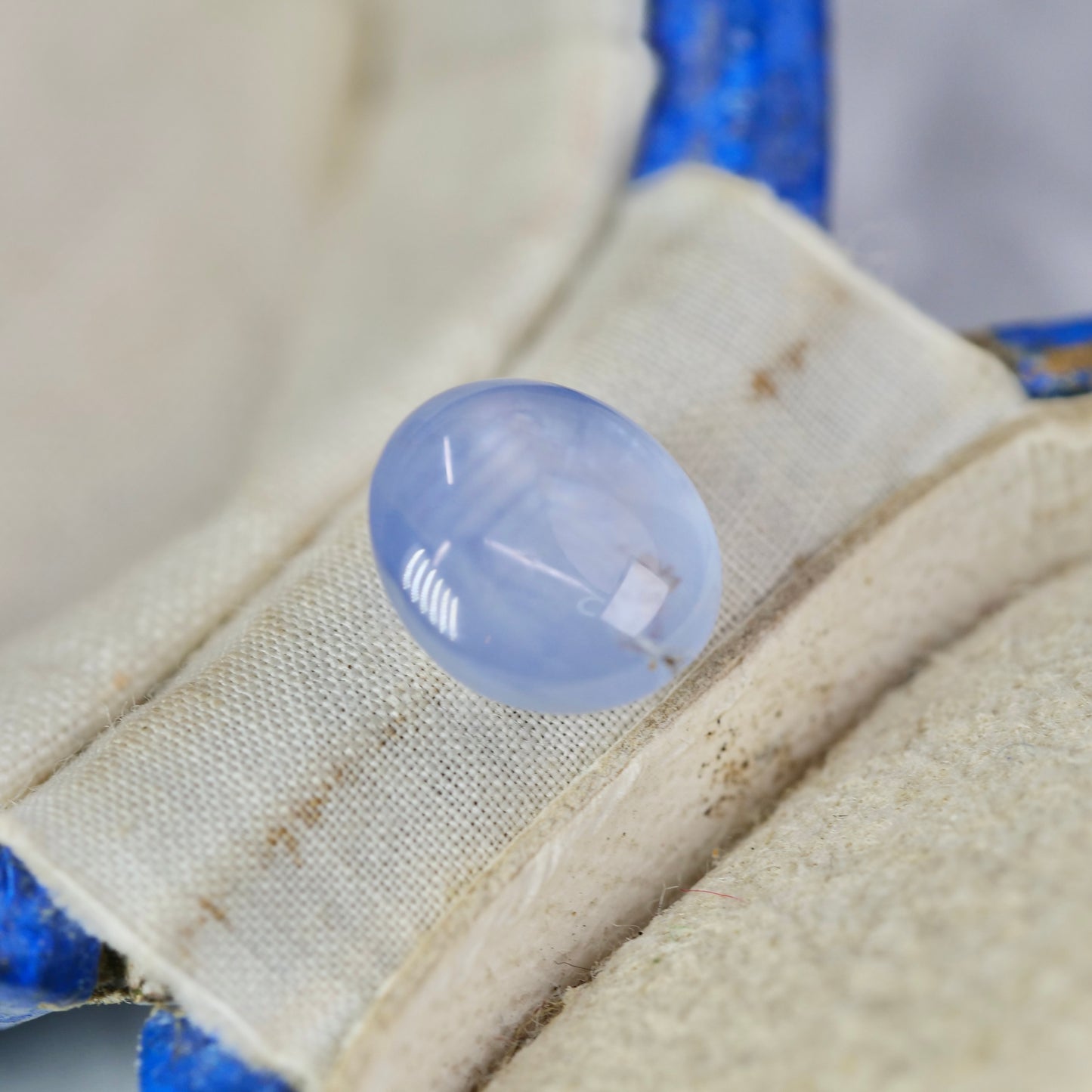 成長線入りスターサファイア 2.25ct カボションカット 7.4mm×6.6mm×4.6mm【MJ2937】