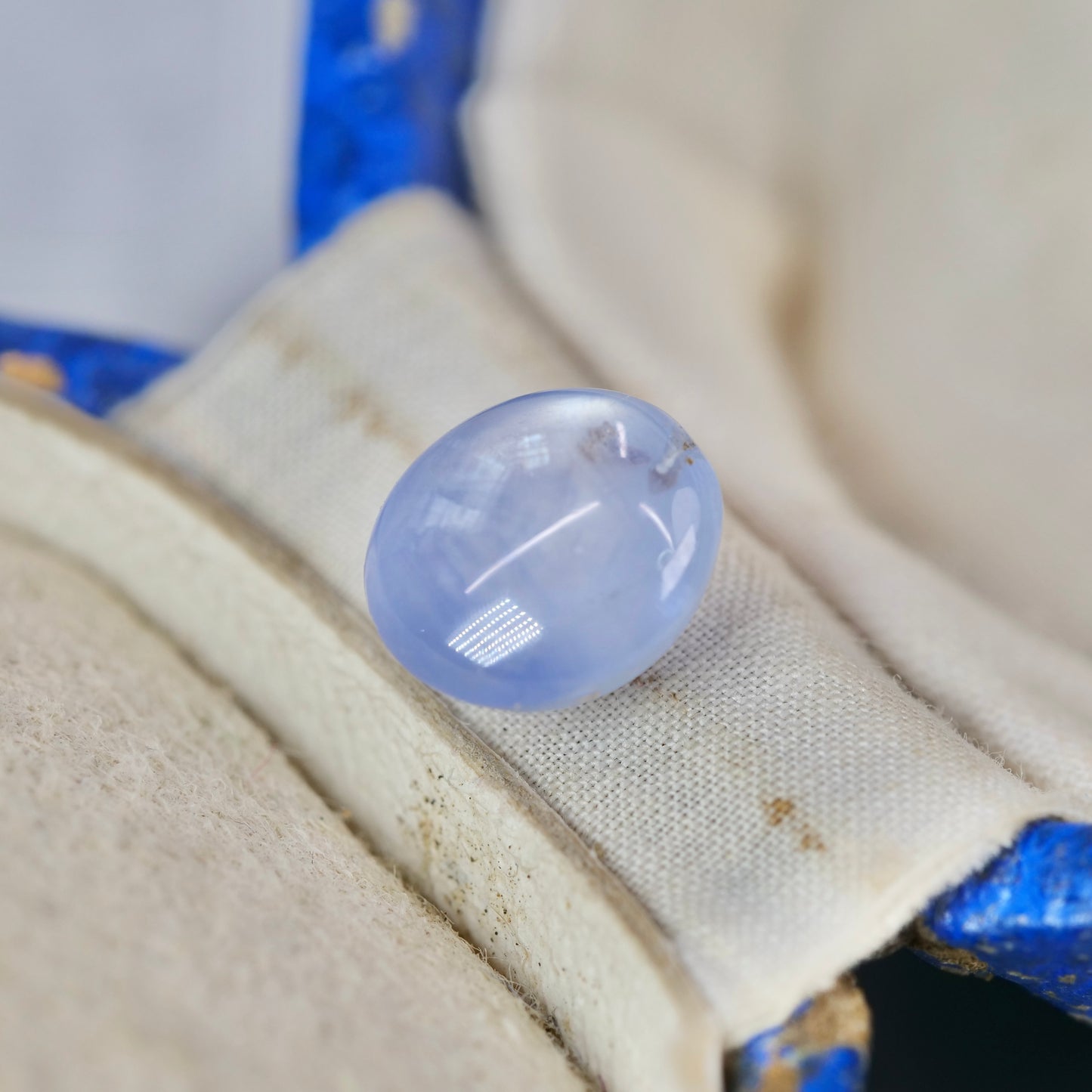 成長線入りスターサファイア 2.25ct カボションカット 7.4mm×6.6mm×4.6mm【MJ2937】