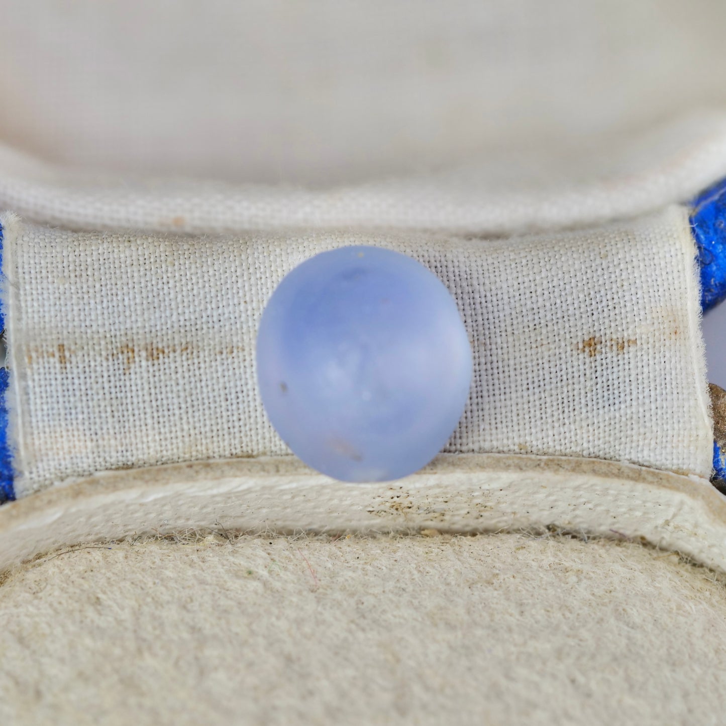 成長線入りスターサファイア 2.25ct カボションカット 7.4mm×6.6mm×4.6mm【MJ2937】