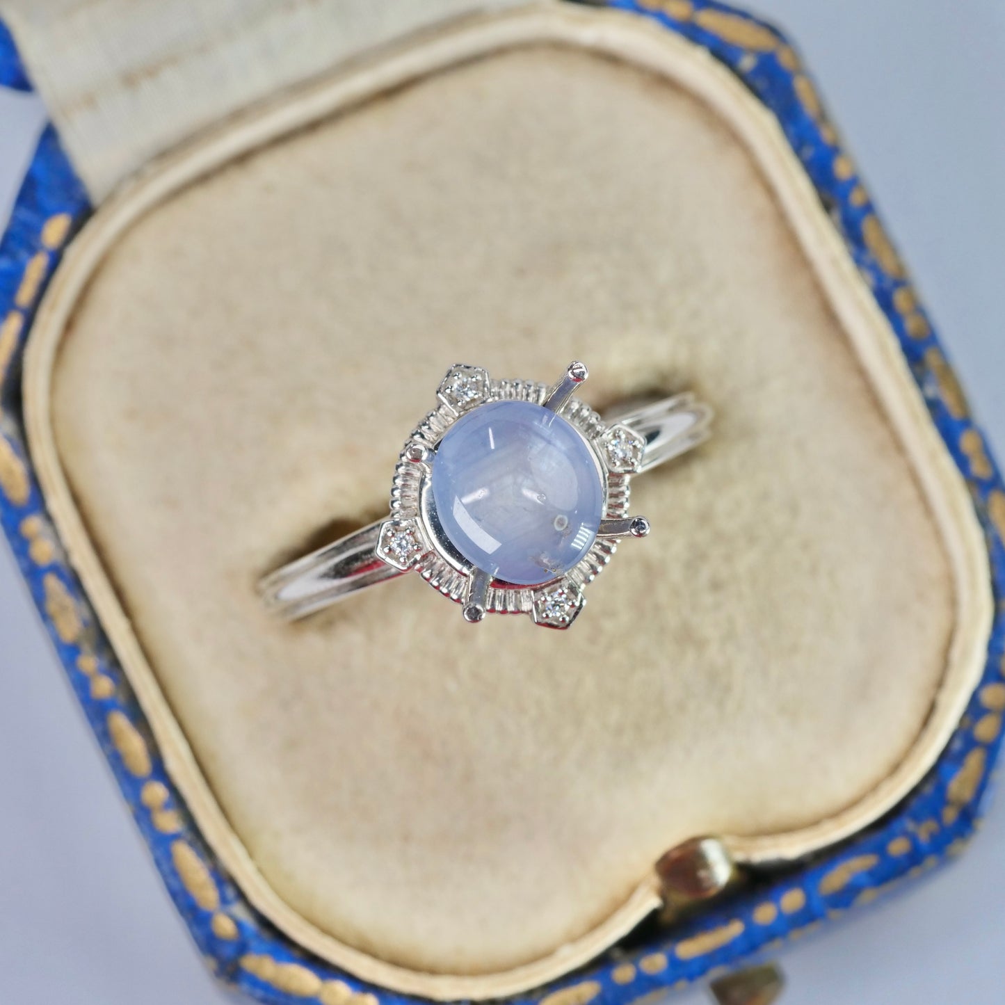 成長線入りスターサファイア 2.25ct カボションカット 7.4mm×6.6mm×4.6mm【MJ2937】