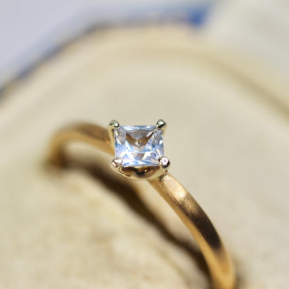 シルキーホワイトサファイア 0.3ct プリンセスカット K10WG×K10YG 4本爪(立て爪)×テーパーアーム(マット)【MJ2845】