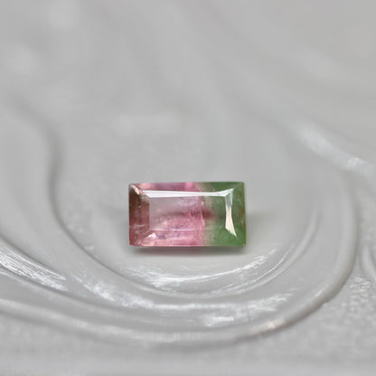 スクエアカット バイカラートルマリン 0.26ct  4.8mm×2.5mm×1.5mm【MJ2573】