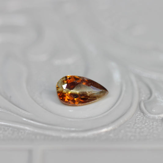ペアシェイプカット バイカラーキャシテライト 0.85ct 4.7mm×4.7mm×3.2mm【MJ2618】