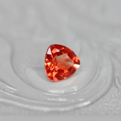 レッドラブラドライト 0.40ct トリリアントカット 5.1mm×5.1mm×3.2mm【MJ2566】