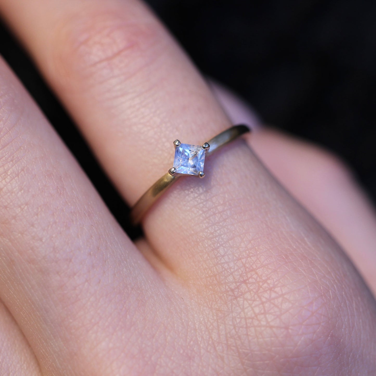 シルキーホワイトサファイア 0.3ct プリンセスカット K10WG×K10YG 4本爪(立て爪)×テーパーアーム(マット)【MJ2845】