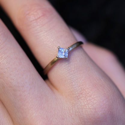 シルキーホワイトサファイア 0.3ct プリンセスカット K10WG×K10YG 4本爪(立て爪)×テーパーアーム(マット)【MJ2845】