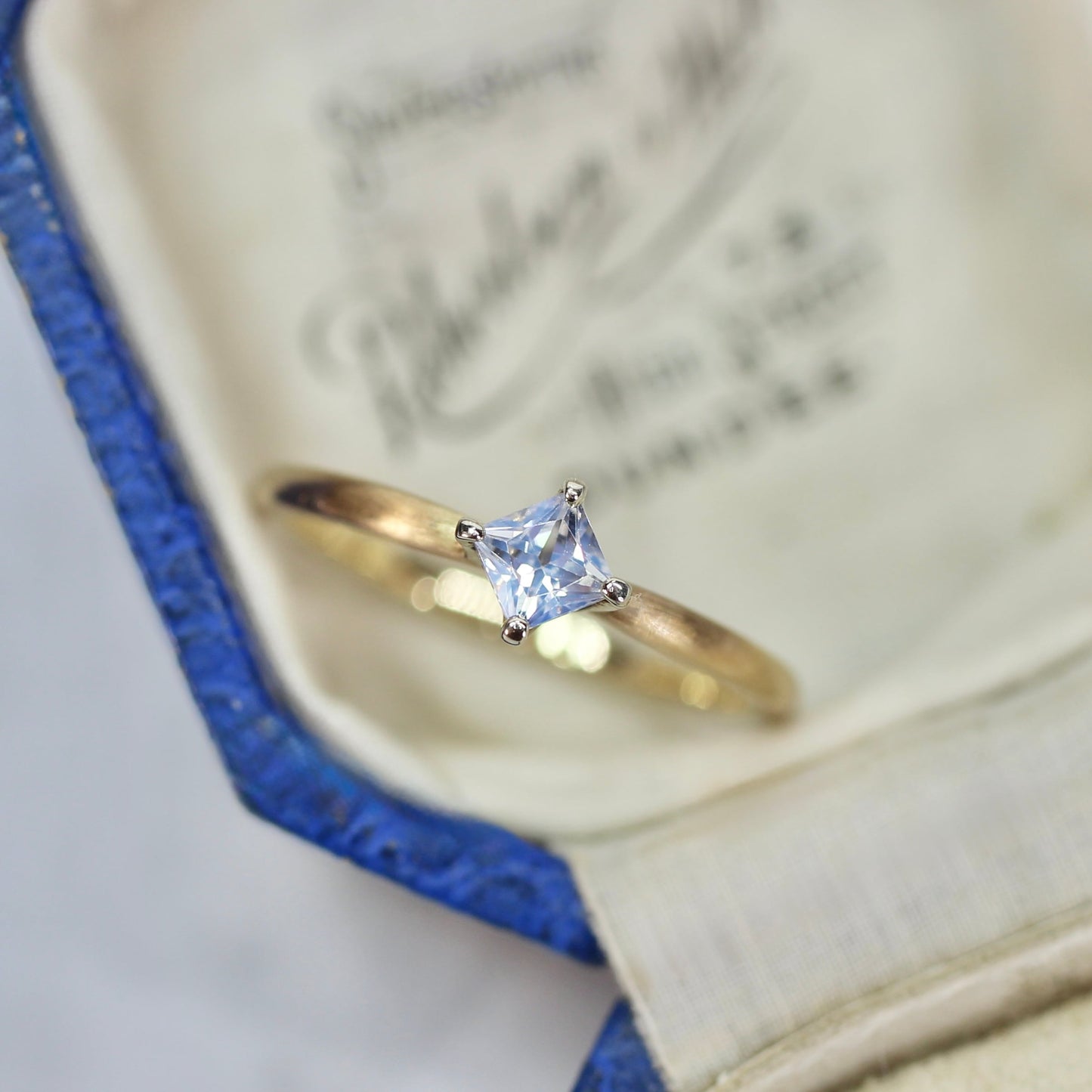 シルキーホワイトサファイア 0.3ct プリンセスカット K10WG×K10YG 4本爪(立て爪)×テーパーアーム(マット)【MJ2845】