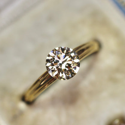 シャンパンブラウンダイヤモンド 0.895ct  VS-2  Excellent ラウンドブリリアントカット【MJ2678】