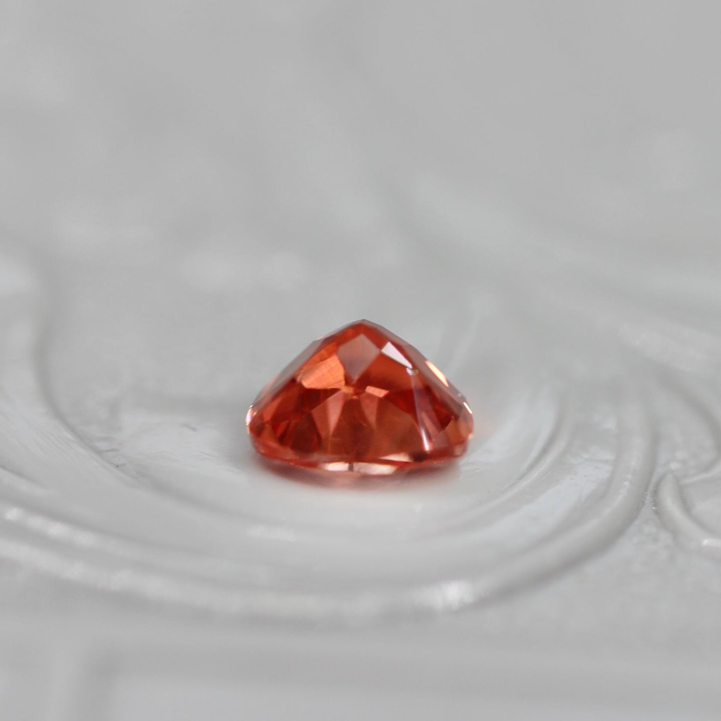 レッドラブラドライト 0.40ct トリリアントカット 5.1mm×5.1mm×3.2mm【MJ2566】