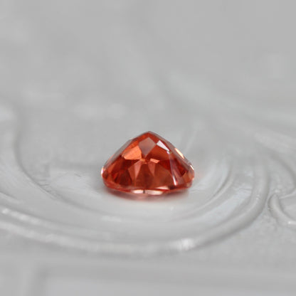 レッドラブラドライト 0.40ct トリリアントカット 5.1mm×5.1mm×3.2mm【MJ2566】
