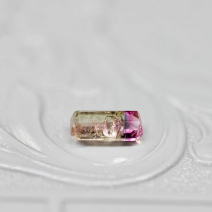 パーティーカラードトルマリン 0.60ct エメラルドカット 6.8mm×3.4mm×2.9mm【MJ2664】