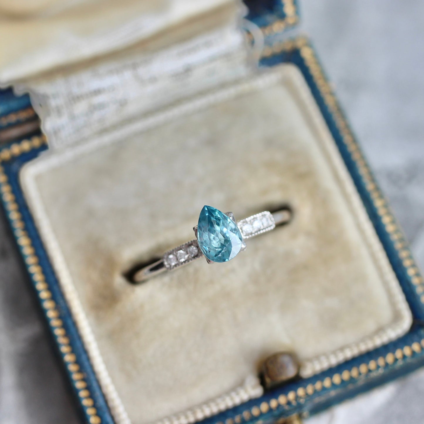 ブルージルコン ペアシェイプカット 0.76ct 6×4.5mm 【MJ2453】